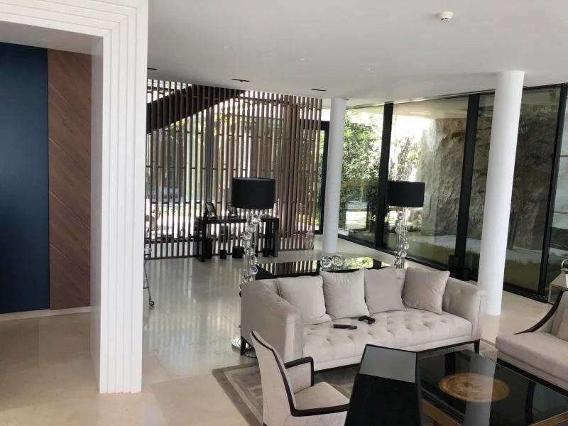 Комплект современной гостиной мебели с дизайнерским журнальным столиком и мягким диваном