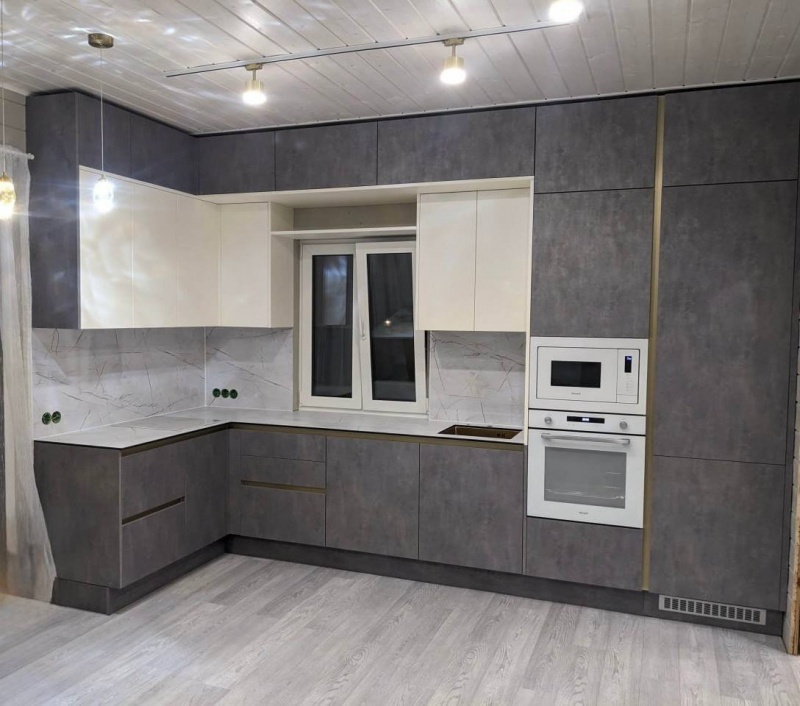 Угловая кухня с фасадами из МДФ в пленке и алюминиевым профилем Gola в Железнодорожном