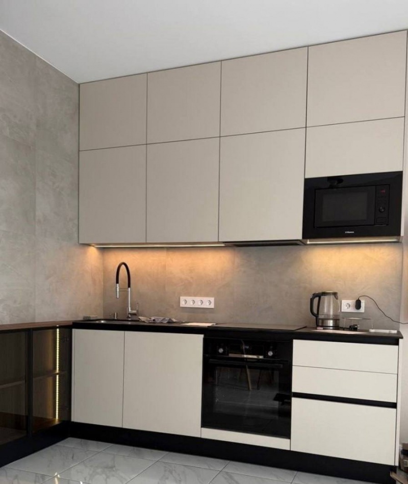 Кухня в городе Истра — тонированное стекло в алюминии, профиль Gola и мягкая подсветка