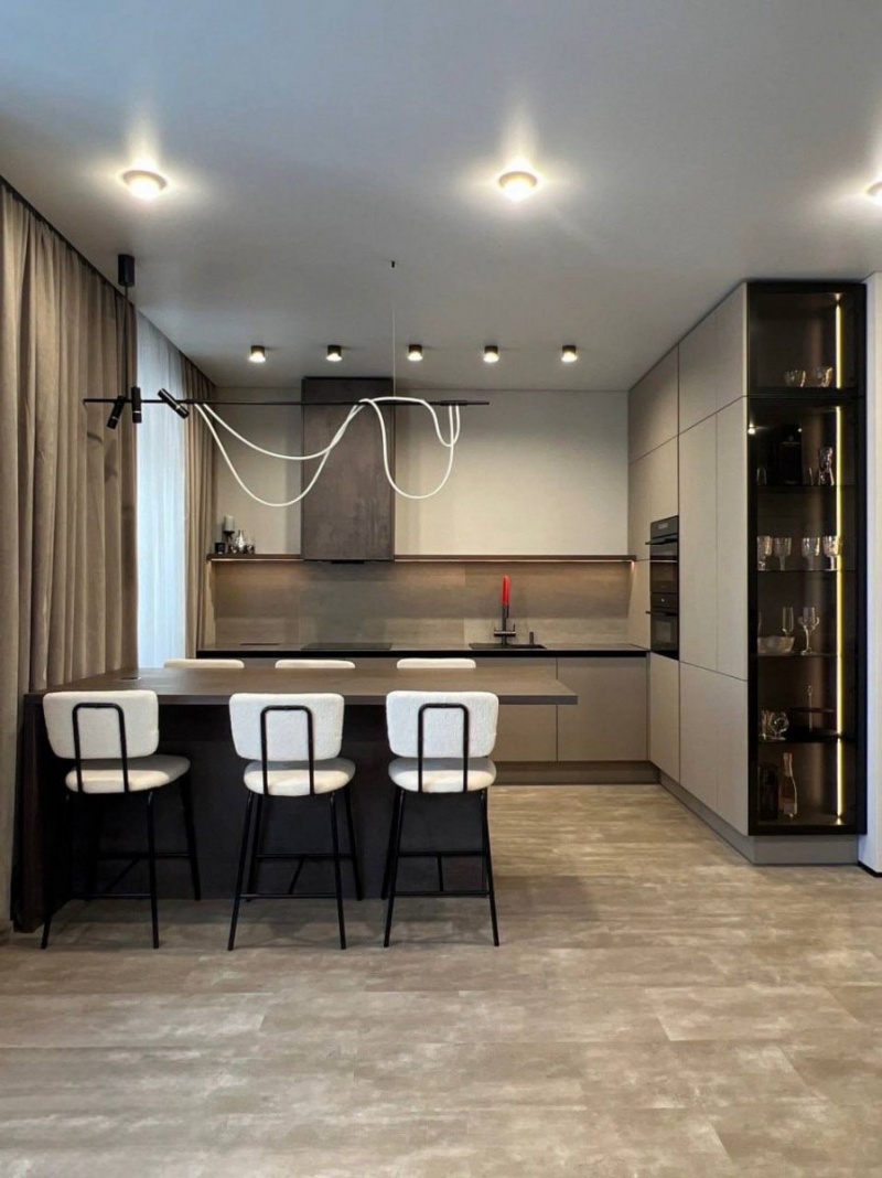 Премиальная кухня с фасадами из МДФ в эмали и акриловой столешницей