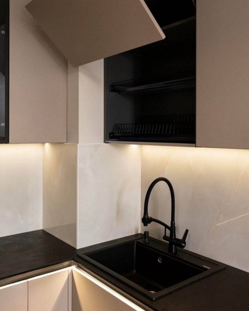 Угловая кухня с фасадами из МДФ в эмали