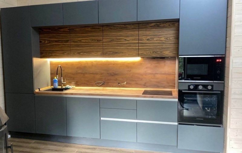 Современная кухня с фасадами в эмали и натуральном шпоне