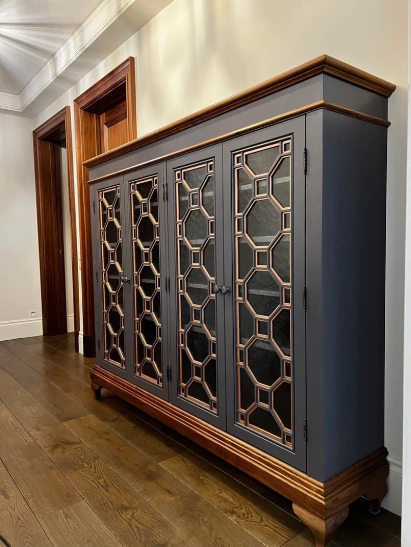 Тумба с резными фасадами и стеклянными вставками для гостиной