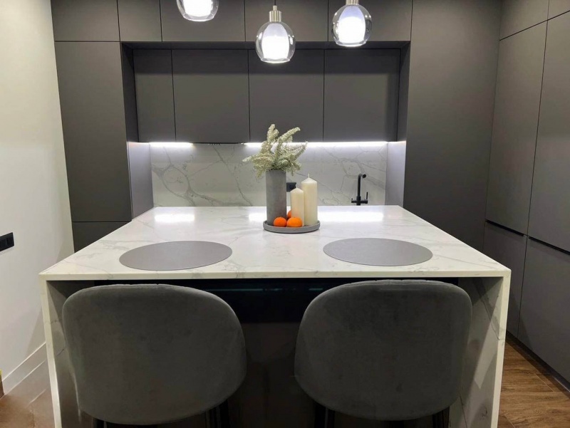 Современная кухня с фасадами из шпона и столешницей из кварцевого агломерата Calacata