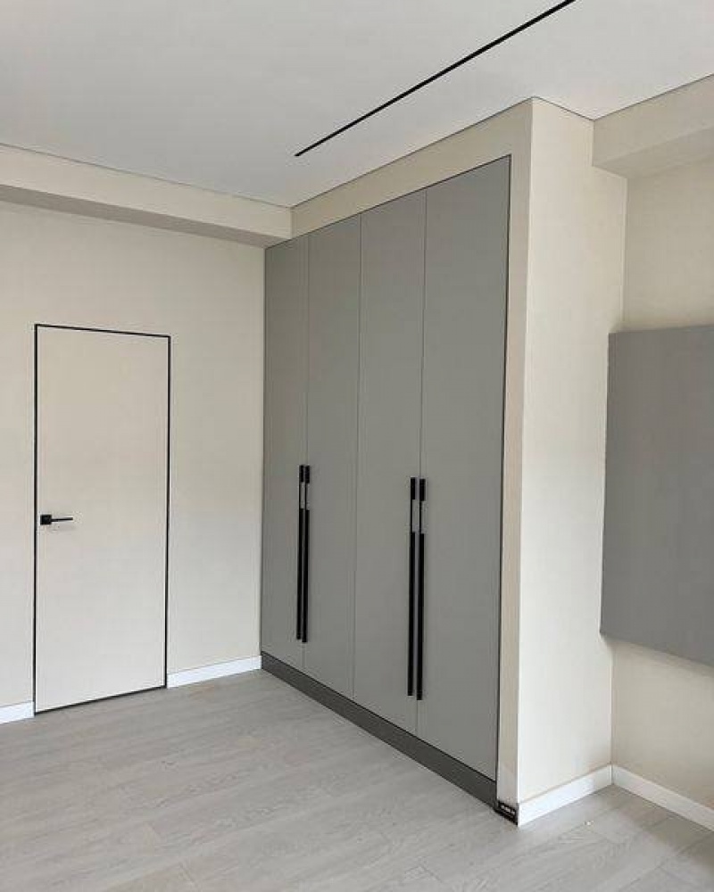 Распашной шкаф 1,6×2,5×0,6 на заказ из ЛДСП Egger с фурнитурой Blum — надежно, стильно и практично.