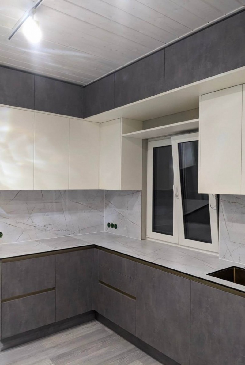 Угловая кухня с фасадами из МДФ в пленке и алюминиевым профилем Gola в Железнодорожном