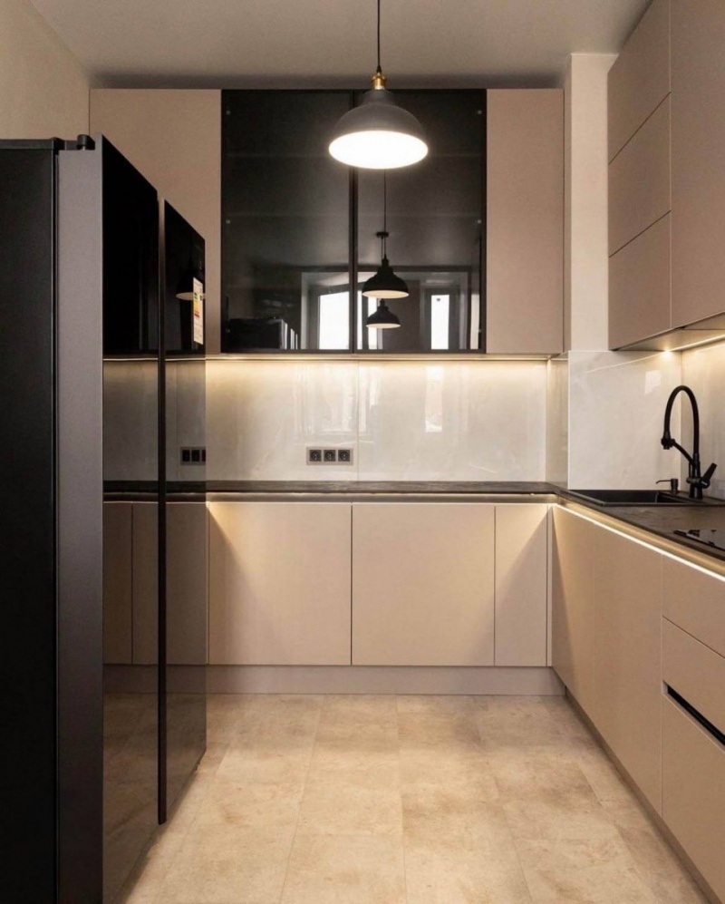 Угловая кухня с фасадами из МДФ в эмали