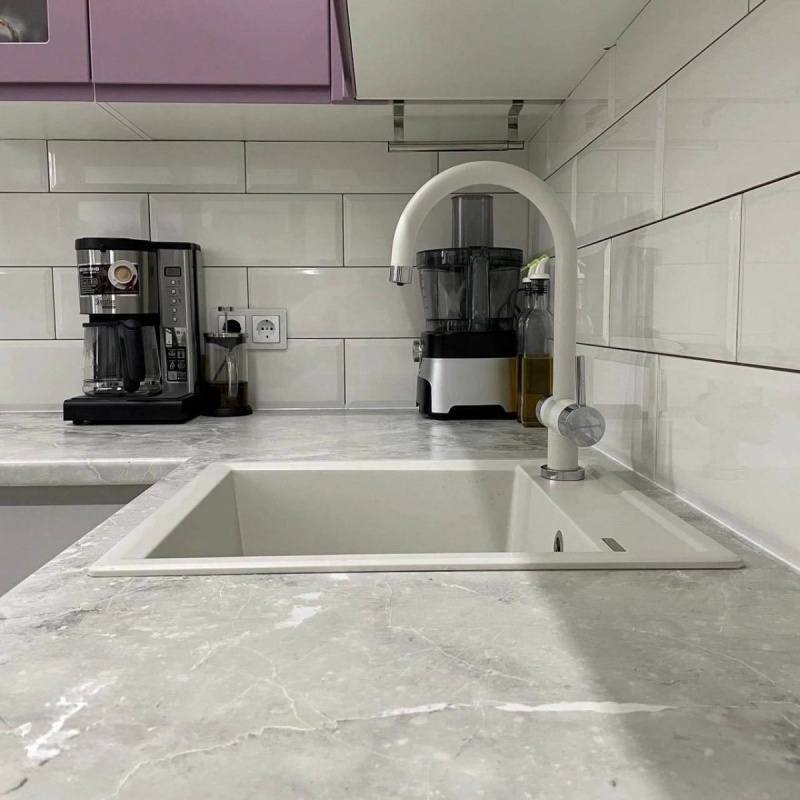 Современная угловая кухня от производителя с фасадами в эмали