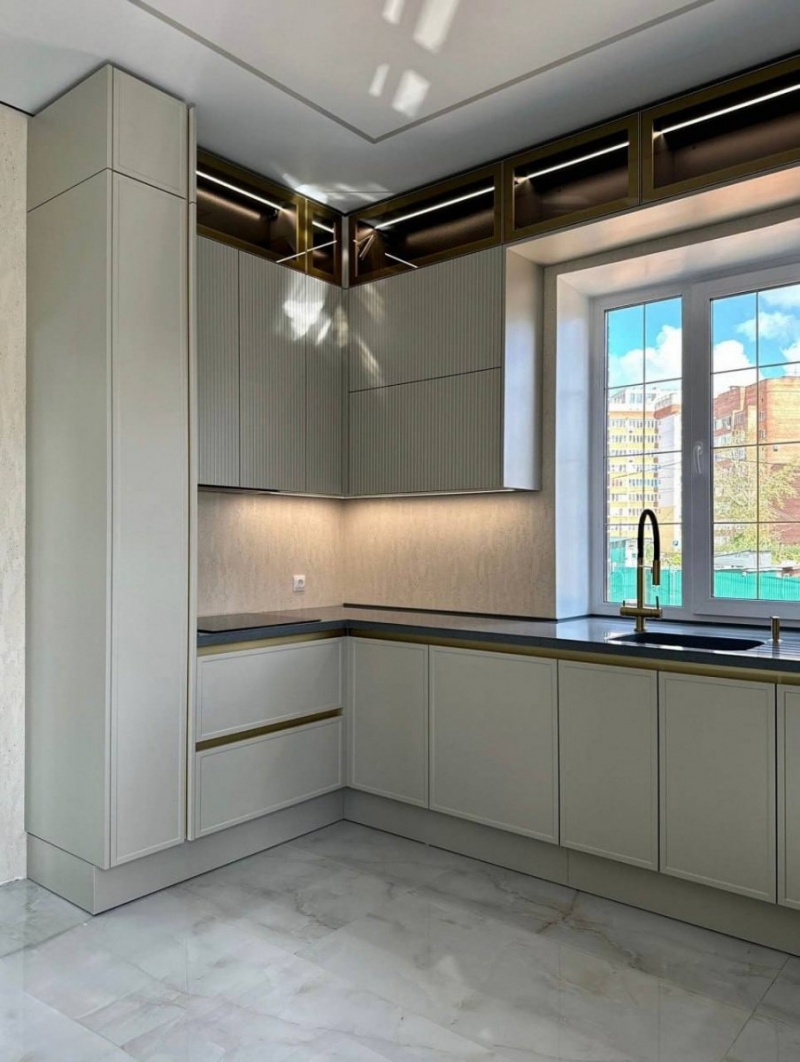 Современная кухня с акриловой столешницей и фасадами в эмали