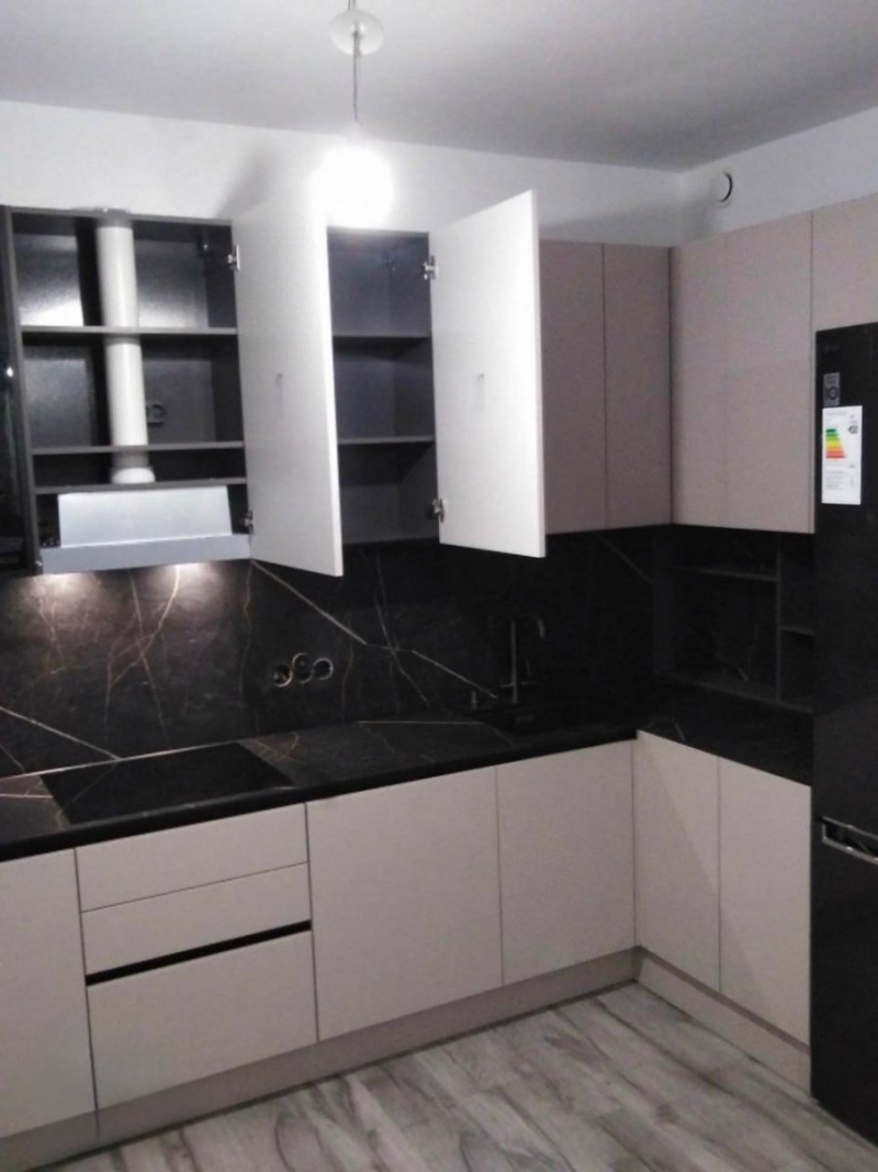 Современная кухня с фурнитурой Hettich в Краснознаменске