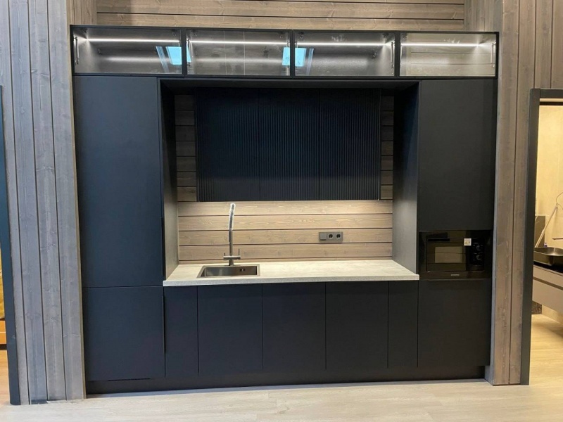 Кухонный гарнитур с фасадами в эмали и эргономичным дизайном