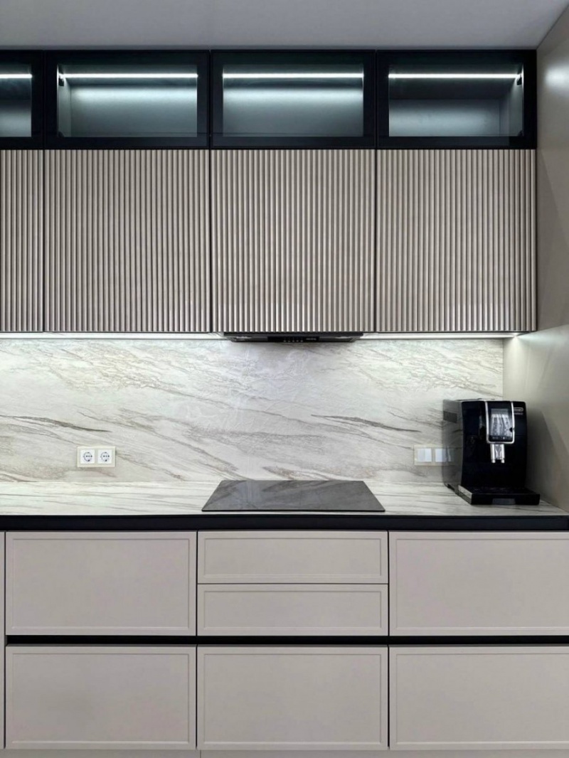 Современная кухня с фрезерованными фасадами МДФ в эмали в Волоколамске