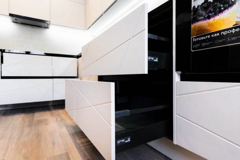 Угловая кухня - фасады из МДФ в эмали, корпус ЛДСП