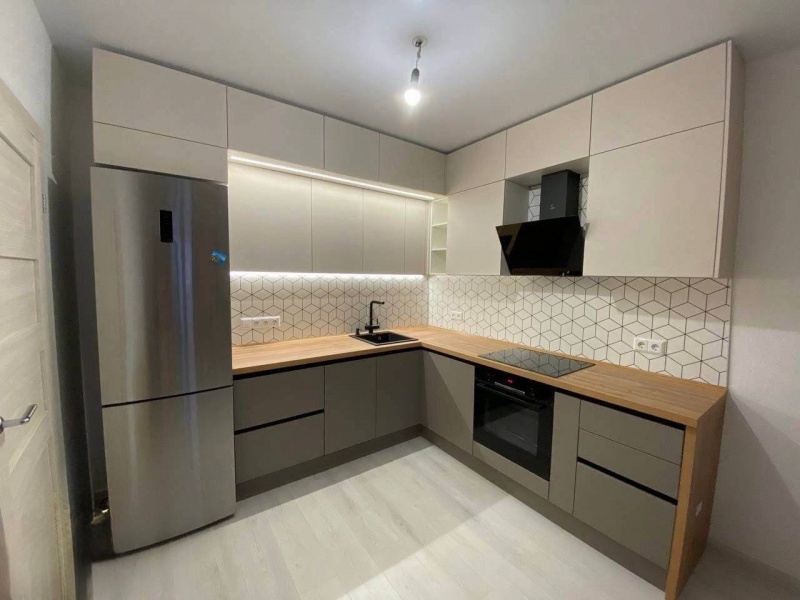 Угловая кухня с подсветкой и профилем Gola в Люберцах