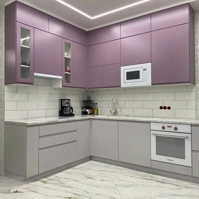 Современная угловая кухня от производителя с фасадами в эмали