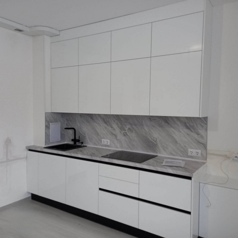 Современная белая кухня с эмалевыми фасадами в Реутове