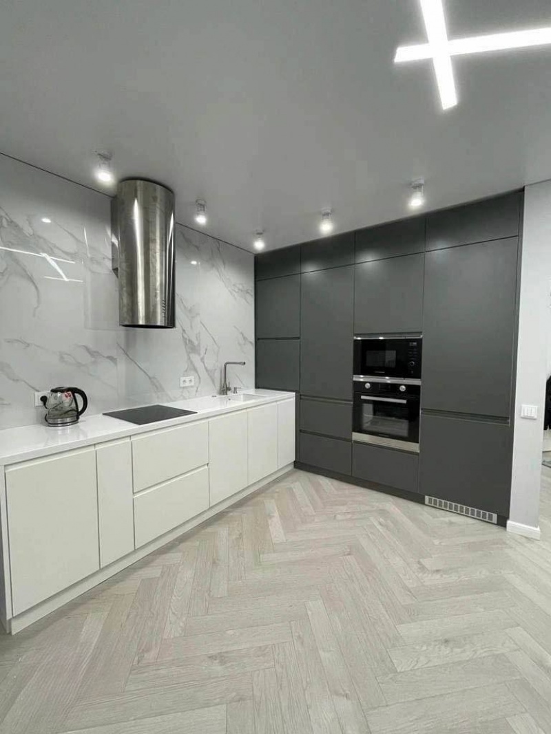 Кухня от производителя со столешницей из искусственного камня