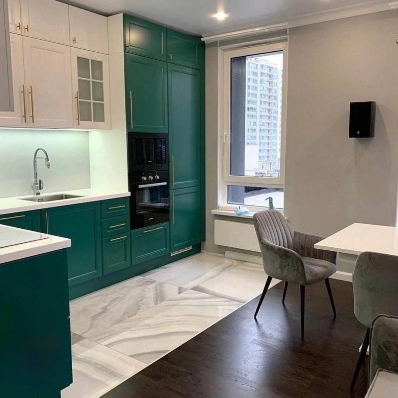 Угловая кухня в классическом стиле с фрезерованными фасадами в эмали