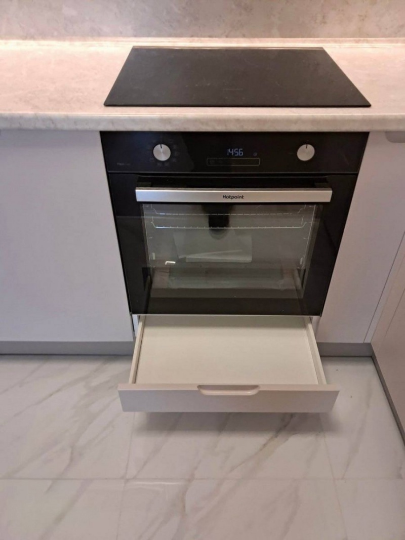 Кухонный гарнитур с фрезерованными фасадами и интегрированной LED-подсветкой