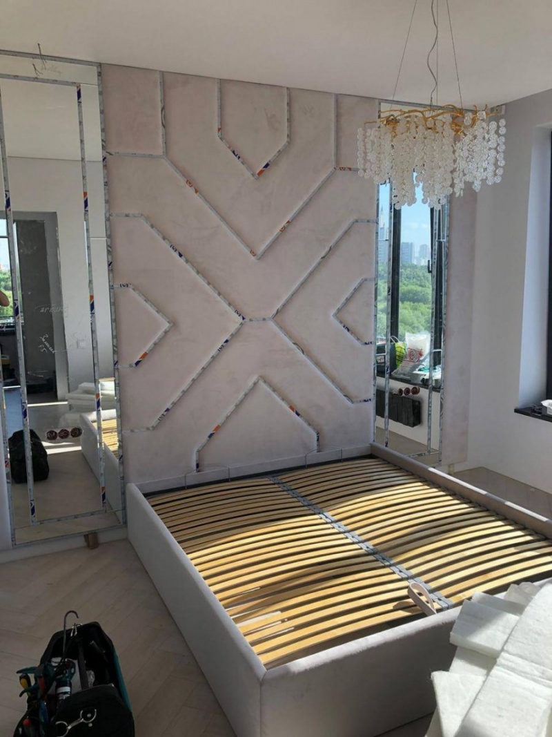 Двуспальная кровать с мягким изголовьем и декоративной стеной