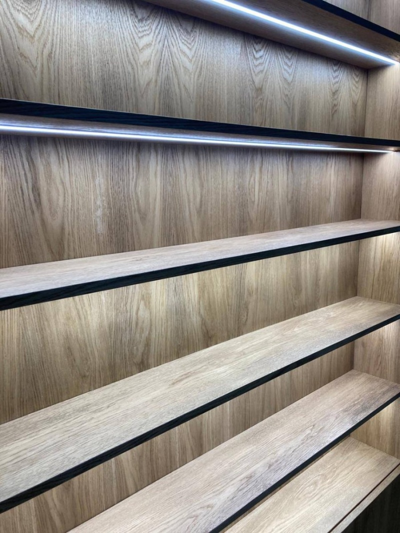 Стеллаж с подсветкой из МДФ в шпоне