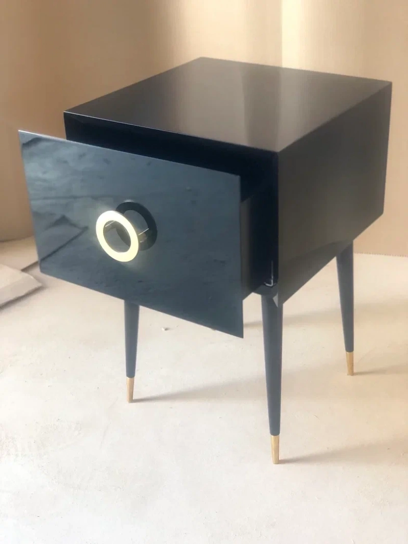 Элегантный черный прикроватный столик с золотыми акцентами