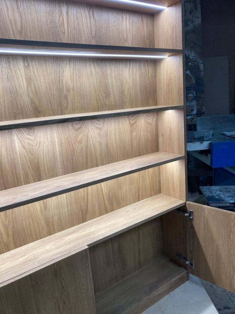 Стеллаж с подсветкой из МДФ в шпоне