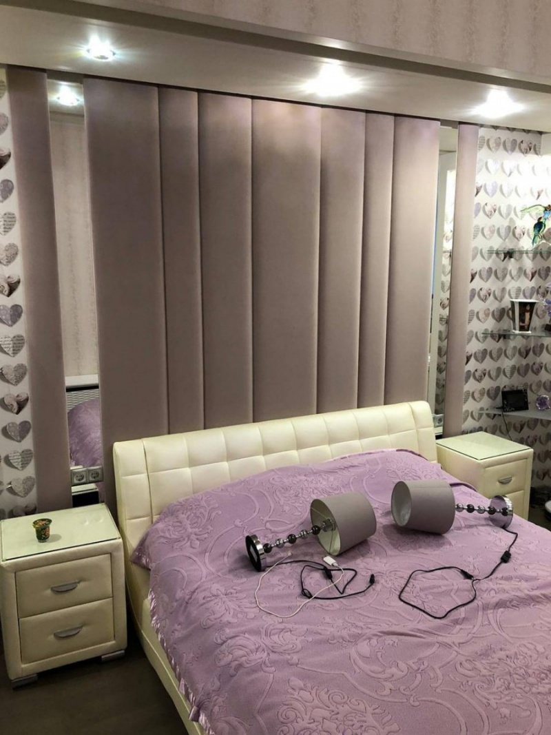 Двуспальная кровать с мягким изголовьем и тумбочками