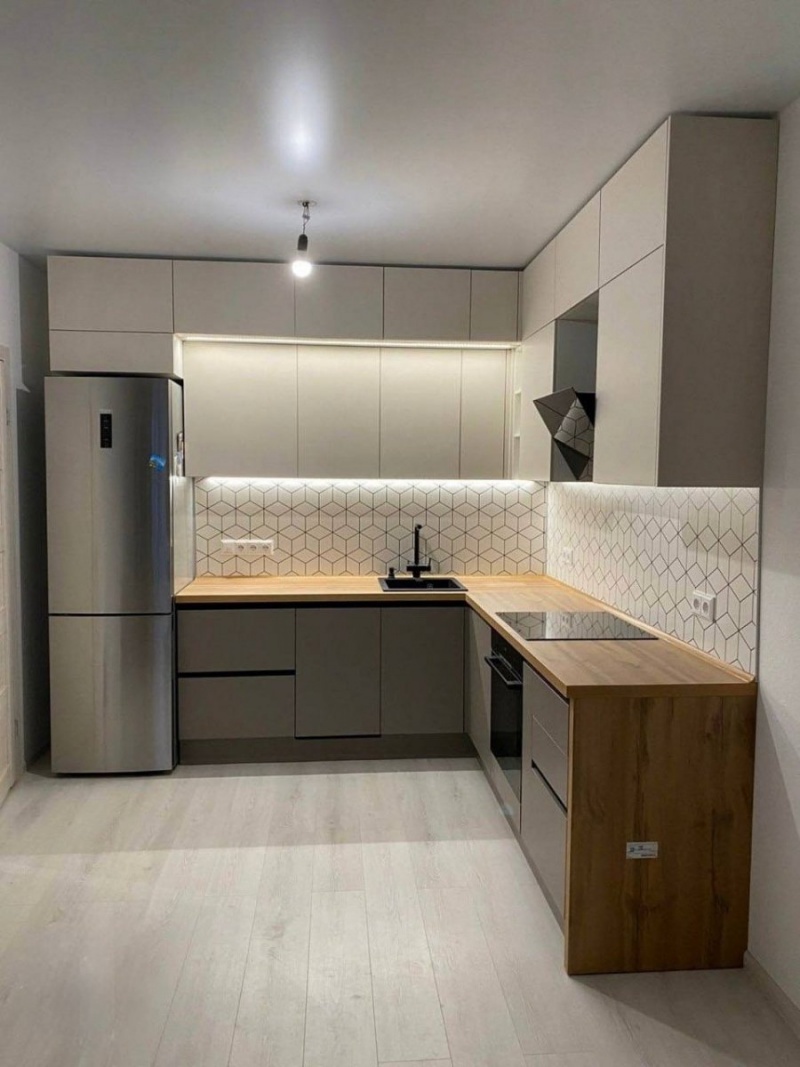 Угловая кухня с подсветкой и профилем Gola в Люберцах