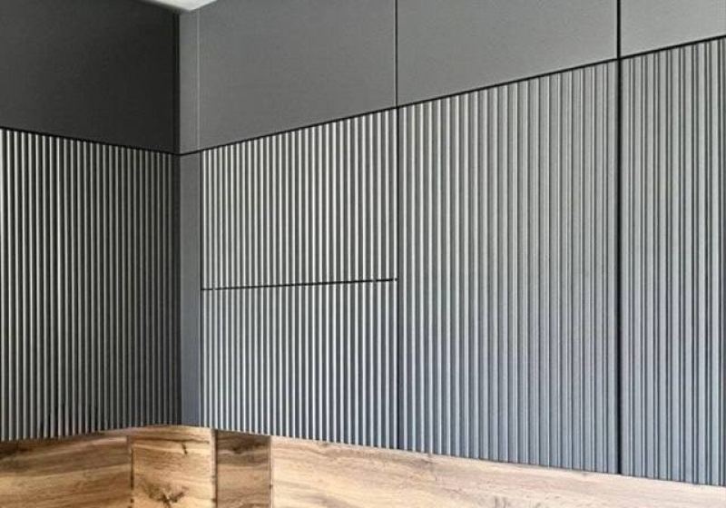 Антрацитовая минималистичная кухня с фрезеровкой и профилем Gola — реализовано в Новых Ватутинках