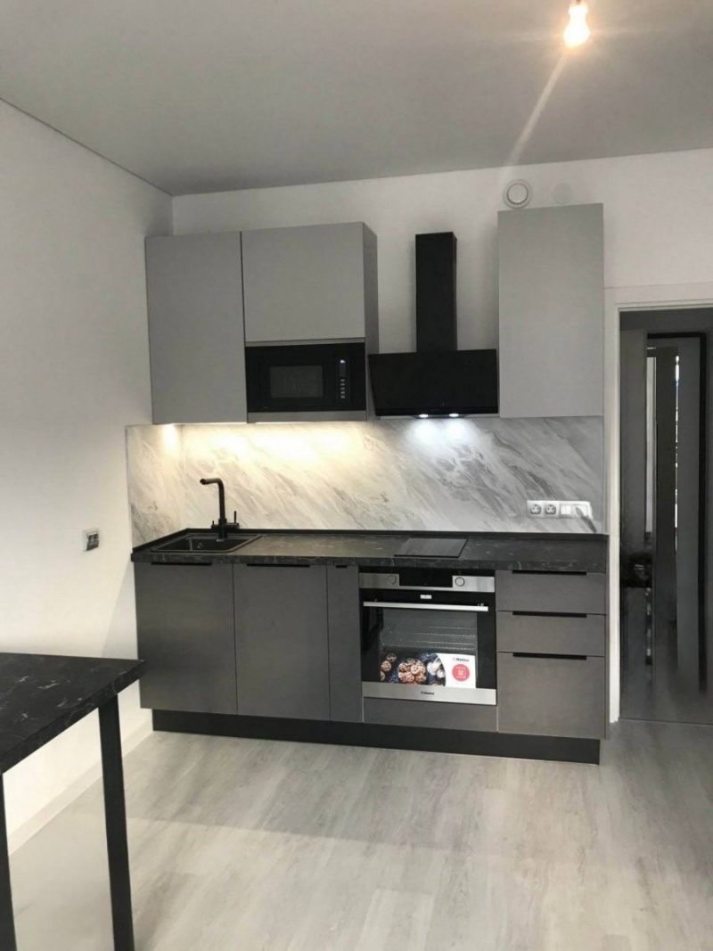 Современная кухня из ЛДСП Kronospan с интегрированными торцевыми ручками