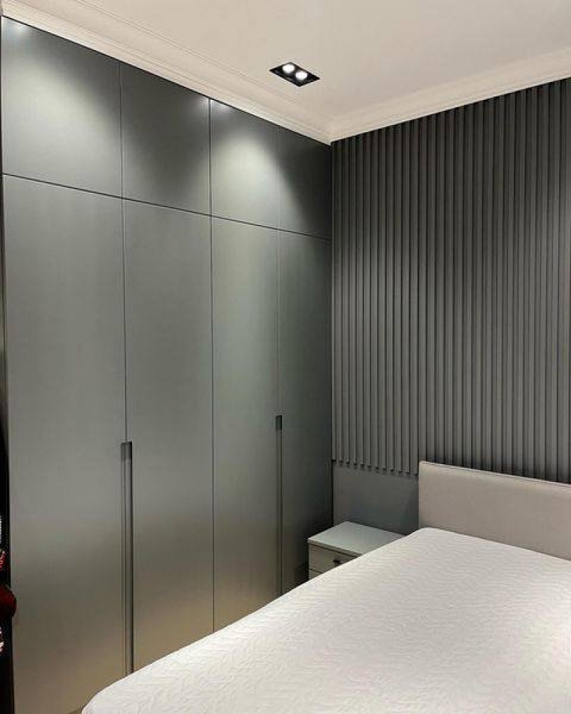 Шкаф МДФ в эмали с интегрированными ручками и фурнитурой Blum — гардероб 1900 мм для спальни, производство в Москве под заказ