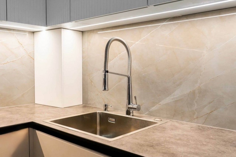 Угловая кухня с фасадами из МДФ в эмали и ручками Gola