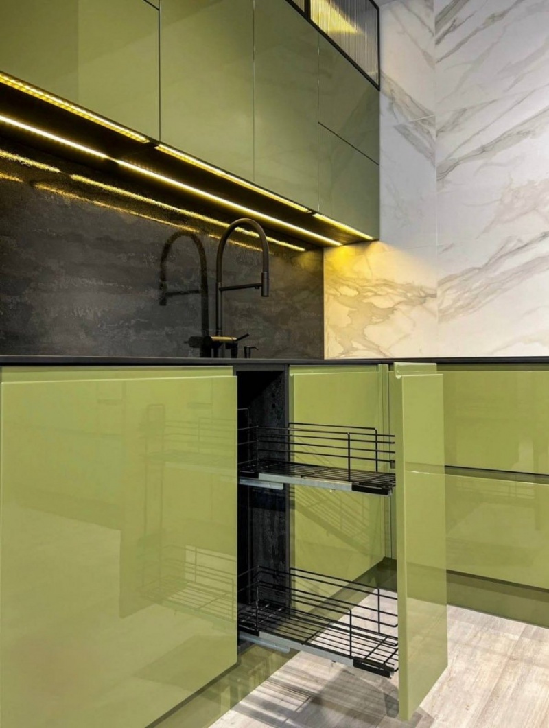 Угловая кухня 3000×3000×2596 мм — стекло + глянец RAL 6013, профиль Gola