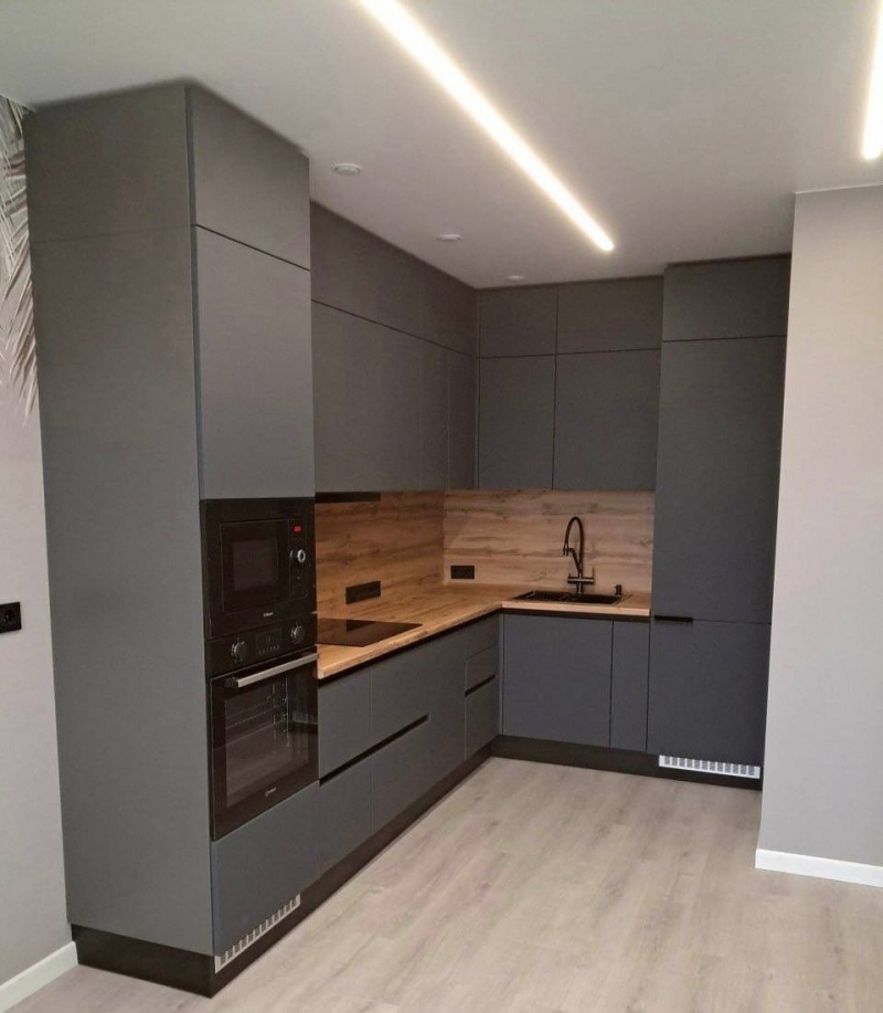 Современная угловая кухня с профилем Gola и матовыми фасадами в ПВХ пленке в Можайске