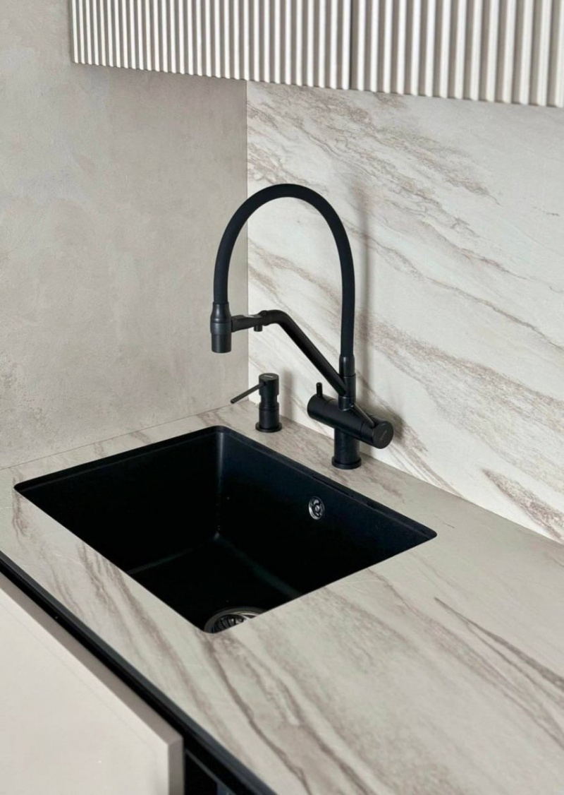 Современная кухня с фрезерованными фасадами МДФ в эмали в Волоколамске