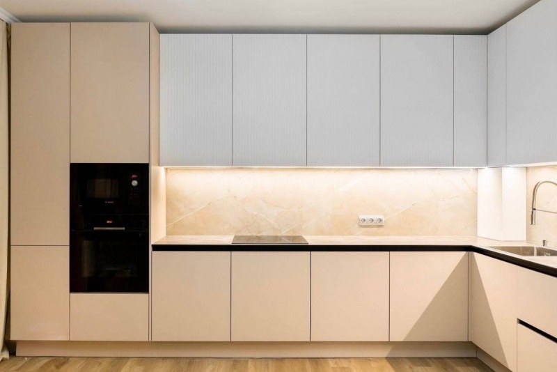 Угловая кухня с фасадами из МДФ в эмали и ручками Gola