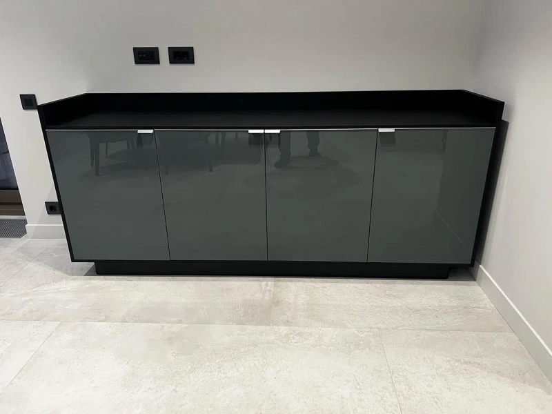 Комод с глянцевым покрытием