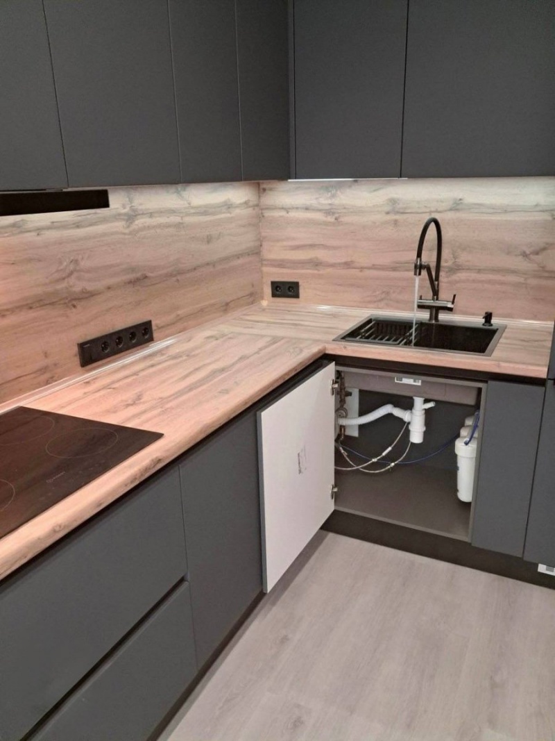 Современная угловая кухня с профилем Gola и матовыми фасадами в ПВХ пленке в Можайске