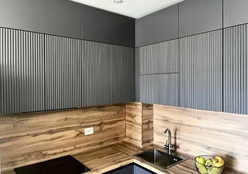 Антрацитовая минималистичная кухня с фрезеровкой и профилем Gola — реализовано в Новых Ватутинках