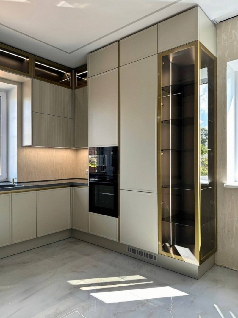 Современная кухня с акриловой столешницей и фасадами в эмали