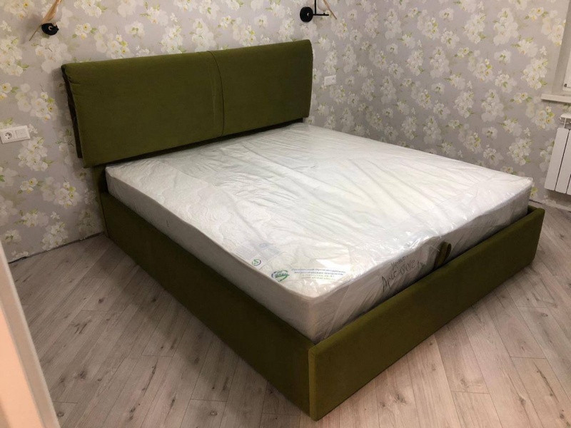 Двуспальная кровать с зелёным изголовьем и подъёмным механизмом