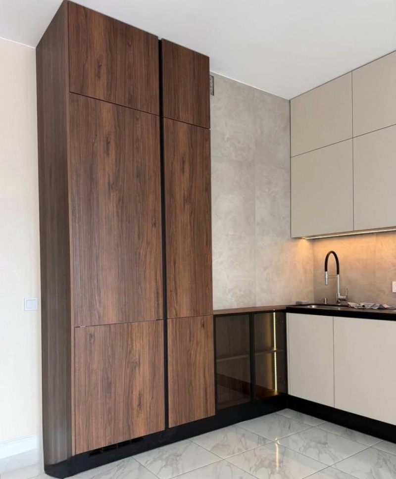 Кухня в городе Истра — тонированное стекло в алюминии, профиль Gola и мягкая подсветка