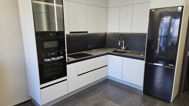 Угловая кухня с фасадами из МДФ в пленке в Воскресенске